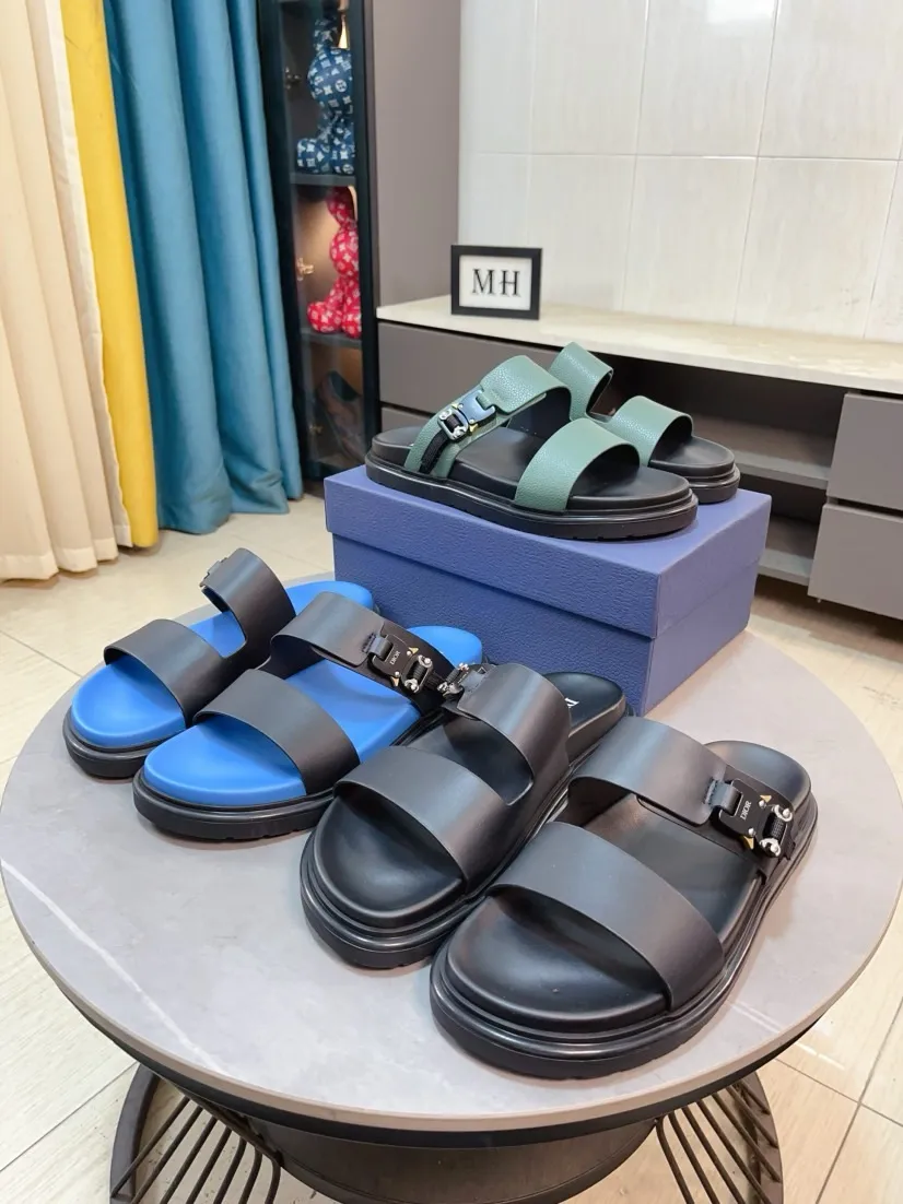 Men's Men's Shoes 💰320🌸🌸Dior Aqua Men's Sandals Slippers. Showcasing Dior haute couture design. The Dior gray suede strap is accented with an aluminum Dior buckle for added style. Paired with a comfortable tonal notch sole, they pair easily with shorts or jeans for a sophisticated look. Main body: suede cow leather, technical fabric lining: cow leather, with adjustable straps, aluminum Dior buckle, Dior gray EVA insole, tonal notch rubber outsole splicing structure👌👌size: 38-44 (45.46 customized)